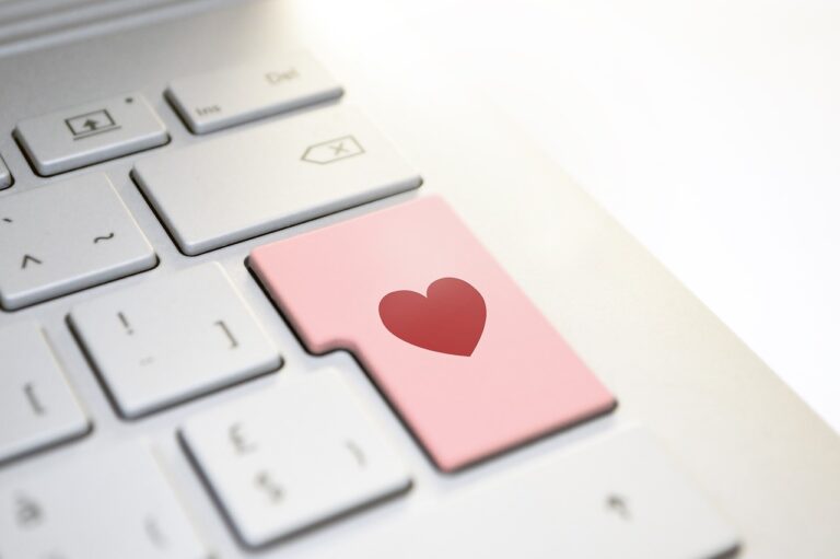 Internetové seznamky: Skrývají se za romantikou nástrahy?